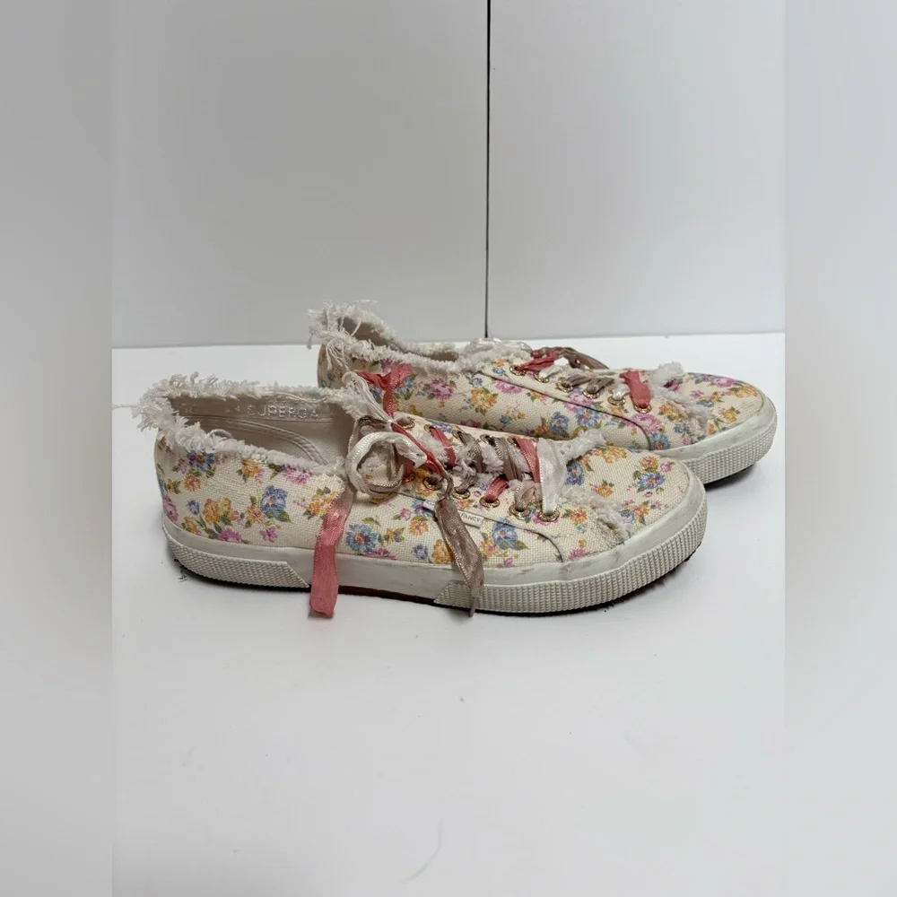 Superga White Floral Canvas Low Top Lace-Up Sneakers Logo Accent Rubber Sole 9.5